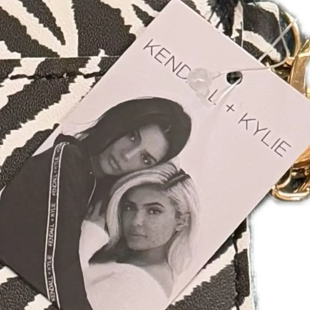 Kindle +‎ Kylie zebra print/animal print card holder keychain wallet